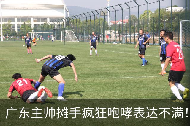 广东主帅摊手疯狂咆哮表达不满！焦泊乔篮下空篮不中逗笑现场球迷